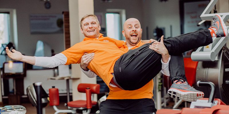 Fitnessstudio Aktivital Dessau - Zwei Mitarbeiter haben Spaß