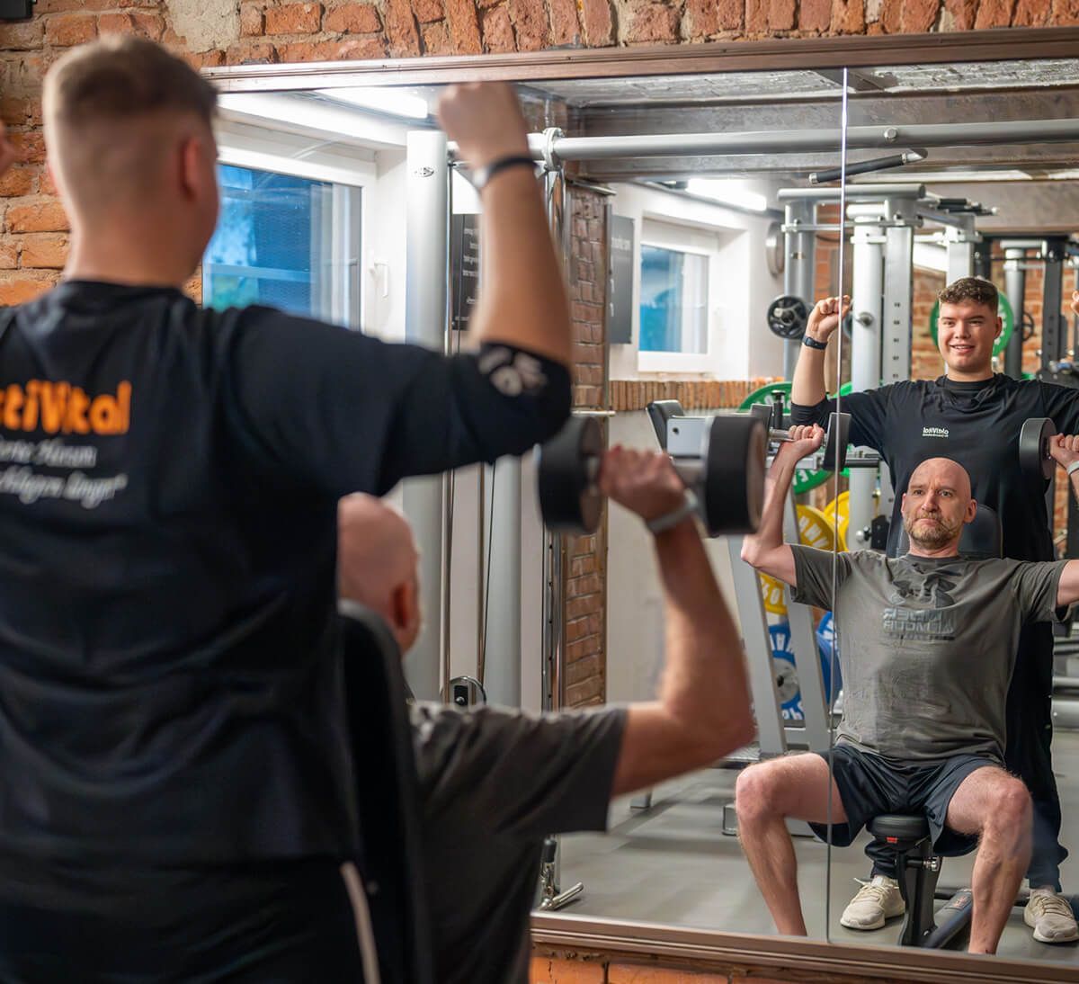 Muskeltraining mit Freihanteln mit Trainer im aktiVital Dessau