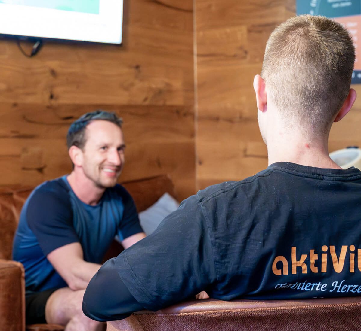 Besprechung mit Trainer über das Firmenfitness-Angebot im aktiVital Dessau