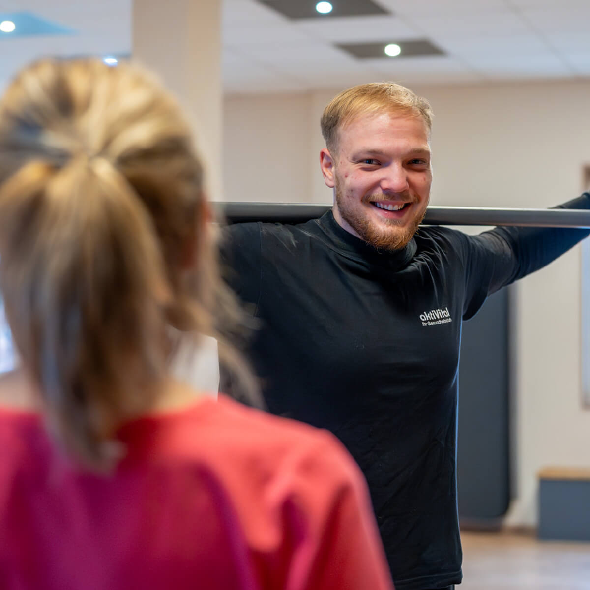 Mitglied beim Abnehm-Training mit Trainer im aktiVital Dessau
