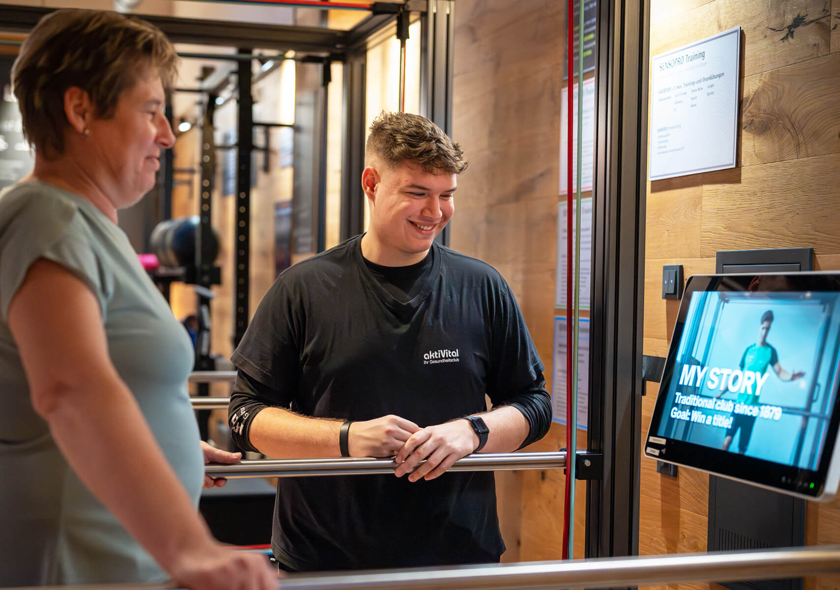 Mitglied beim Sensomotorik-Training mit Trainer im aktiVital Dessau